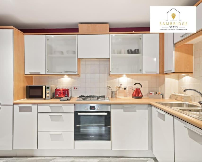 Aylesbury Central - 2 Bedroom Serviced Apt In Aylesbury By Sambridge Stays BUCKINGHAMSHIRE Екстериор снимка